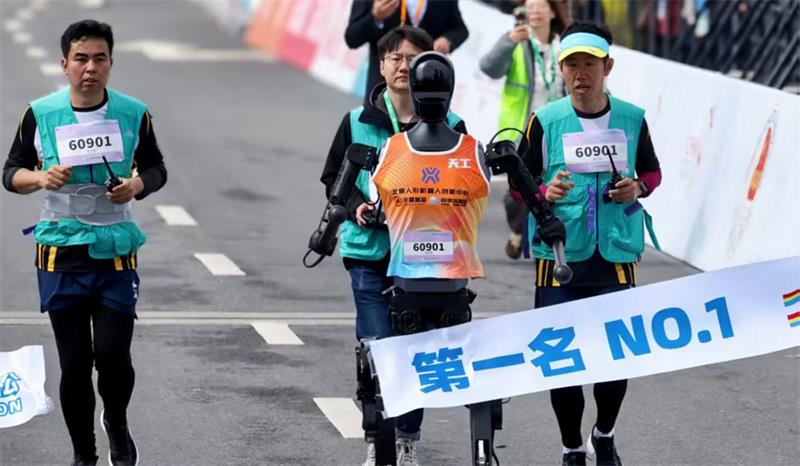 全球首个“人机半马”比赛刷屏,2035年人形机器人市场规模超4000亿元